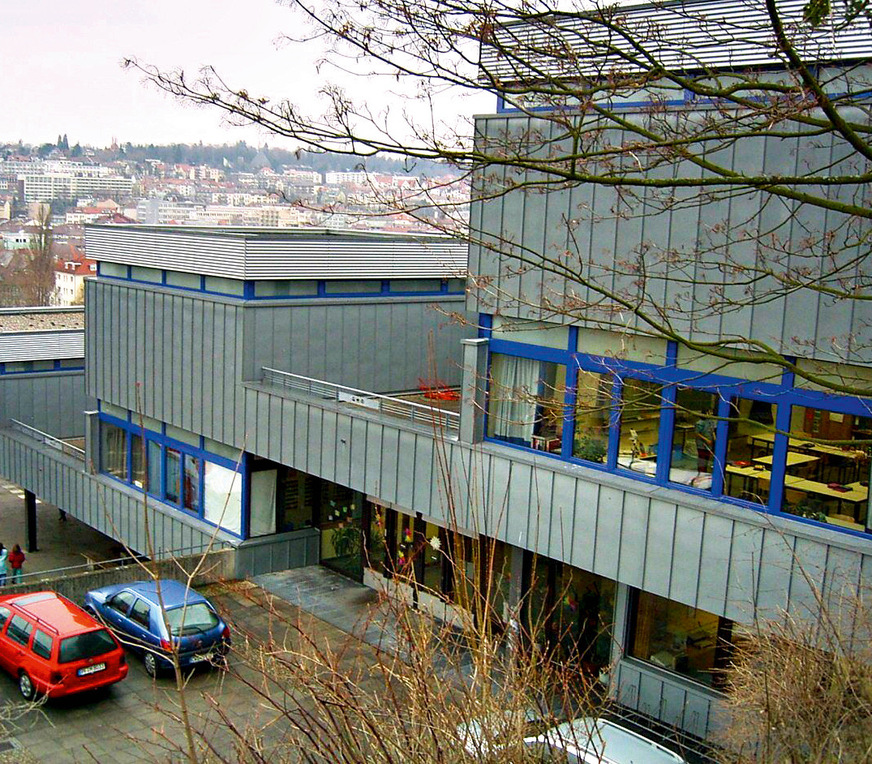 Dieses Pforzheimer Schulgebäude repräsentiert mit seiner Titanzink-Winkelfalzfassade und darüber montierten Aluminium-Wellprofilen den Übergang ins Wellblechzeitalter