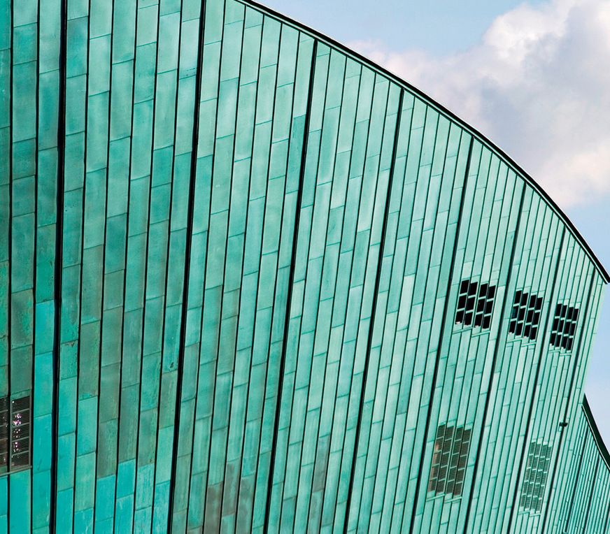 Das 1997 erbaute Science Center Nemo in Amsterdam wird von einer der ­größten in Winkelfalztechnik realisierten Fassaden umhüllt