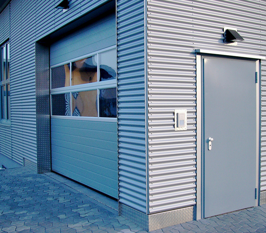 Anschlussdetails an Ecken und Durchbrüchen einer Wellprofilfassade