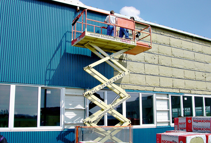 Montage einer farbbeschichteten Wellprofilfassade aus Aluminium