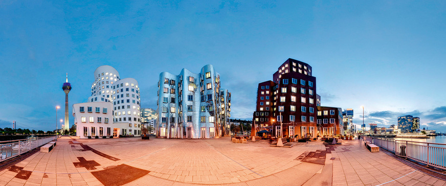 Mit der Edelstahlfassade (mitte) am Zollhof in Düsseldorf wurde ein Paradigmenwechsel im Fassadenbau vollzogen