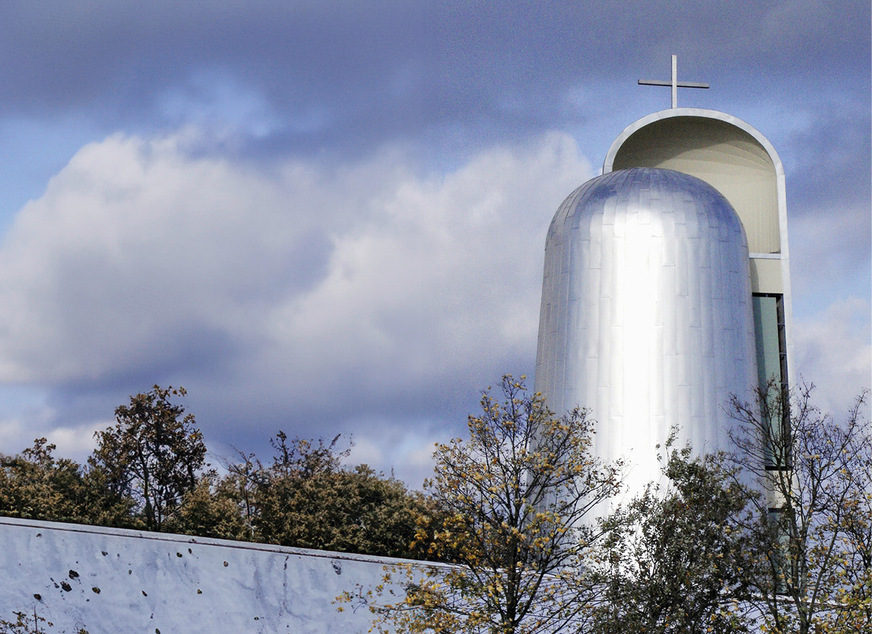 Dieser Kirchturm aus den 1950er ­Jahren wurde im Zuge einer Beton­sanierung gut 50 Jahre später mit ­einer glattflächigen Großschindelfassade aus verzinntem Kupfer versehen