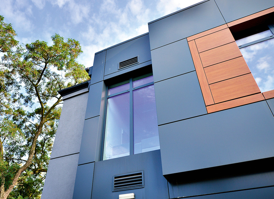 Glattflächige Fassade aus Verbundplatten