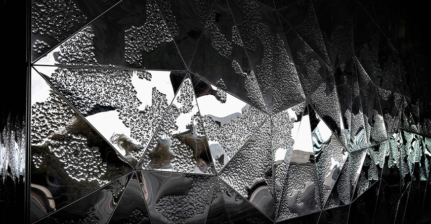 Individuell hergestellte und&nbsp;teilweise geprägte 3D-Edelstahlfassade