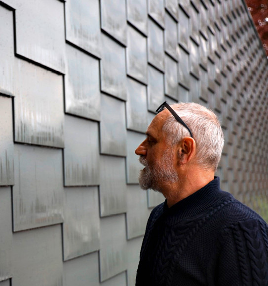 Ausbilder Hubert Becherer begut­achtet eine individuell hergestellte, kleinformatige Titanzinkfassade