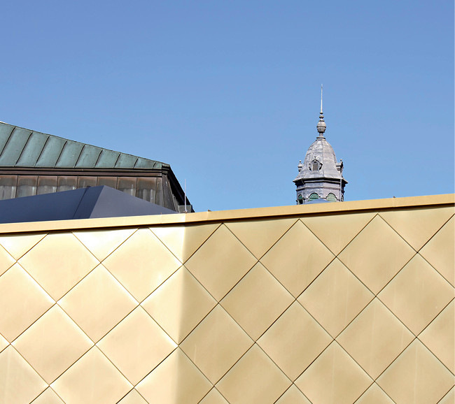 Hinten Winkelfalzburg und im Vordergrund eine kleinformatige Rautenfassade in Wien