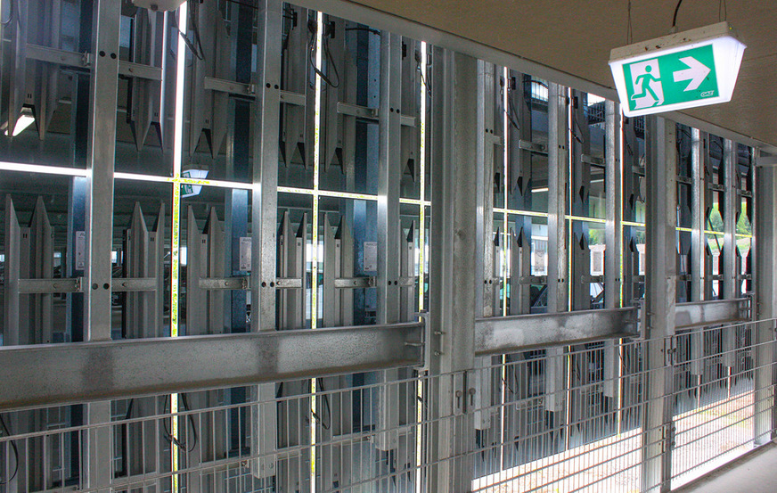 Blick vom Parkdeck aus auf die Rückseite der Solarfassade