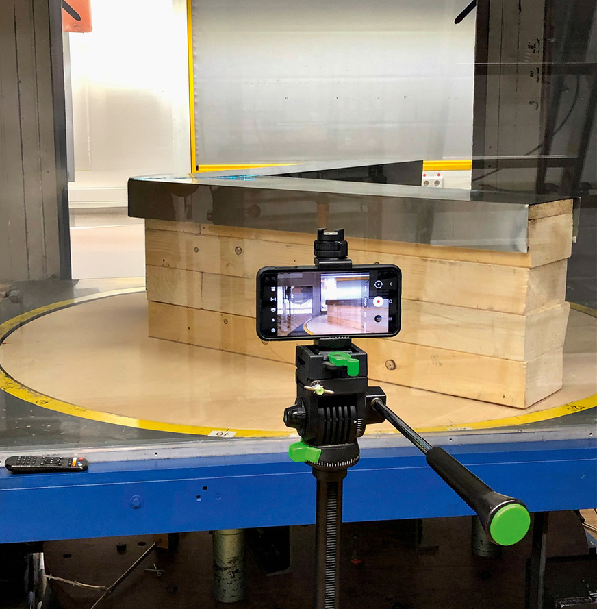 Modell der Attikaabdeckung zu Strömungsvisualisierung: Die mit Enkolit auf einer ca. 500 mm hohen Holz-UK befestigte 90°-Attia-Außenecke besteht aus 0,7-mm-Titanzink. Die Profilbreite beträgt 300 mm – der Überstand ca. 25 mm. Die senkrecht nach unten abgekanteten Schenkel sind 100 mm hoch