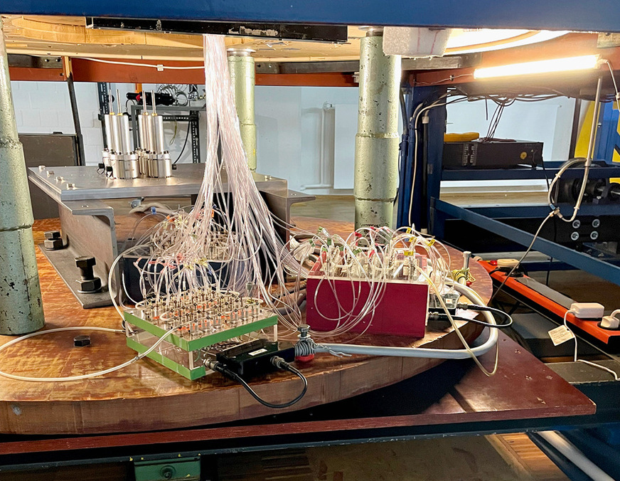 Unter dem Drehteller führen zahlreiche Kabel zu&nbsp;den Sensoren im Prüfkörper