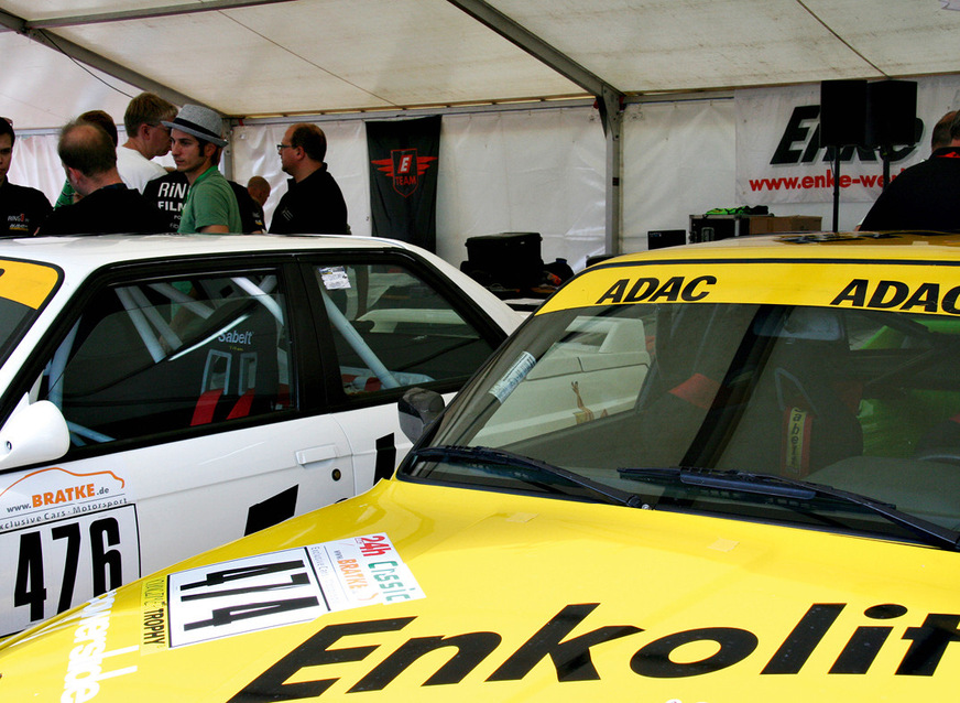 Blick in die leistungs­starke Wind­turbine und in das&nbsp;­Fahrerlager des Nürburg­rings