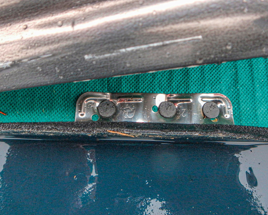 Falzöffnung: Knackgeräusche durch thermische Längenänderung können entstehen, wenn Nägel schlecht positioniert sind. Aufgewölbte Schiebehafte führen ebenfalls zu Verspannungen. Es muss unbedingt darauf geachtet werden, dass sich Hafte bei der Montage nicht verformen. Das Schrauben ist besser als das Nageln