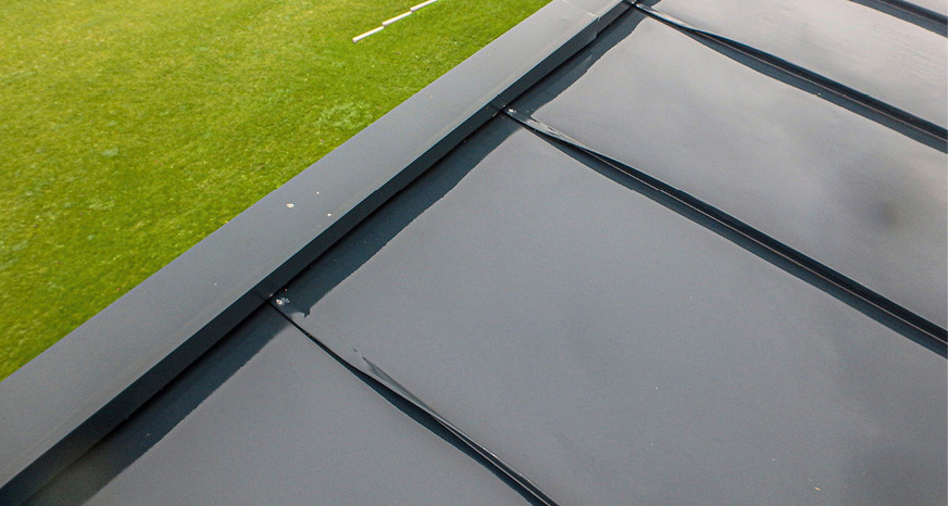 Am Firstbereich umgelegte Doppelstehfalze schränken die Bewegungsmöglichkeit der Scharen ein