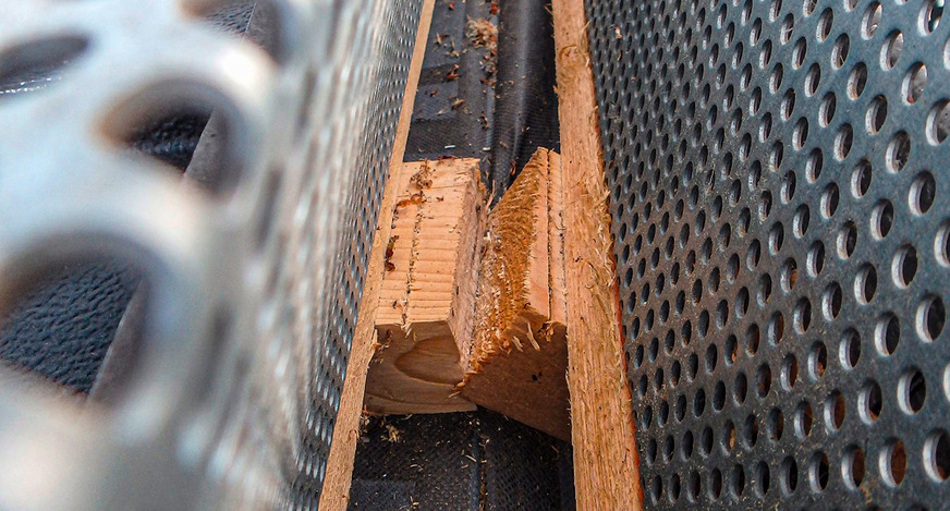 Bei der Bauteilöffnung am First kamen ineinander verkeilte Konterlatten zum Vorschein