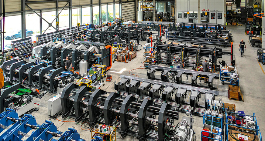 Beindruckend! In der Montagehalle der Schweizer Maschinenspezialisten werden Einfach- und Doppelbieger montiert und präzise feinjustiert