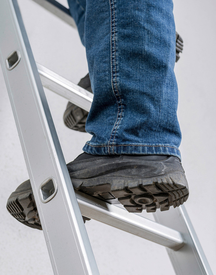 Zum Unfallschutz ­gehören auch gute und bequeme Sicher­heitsschuhe