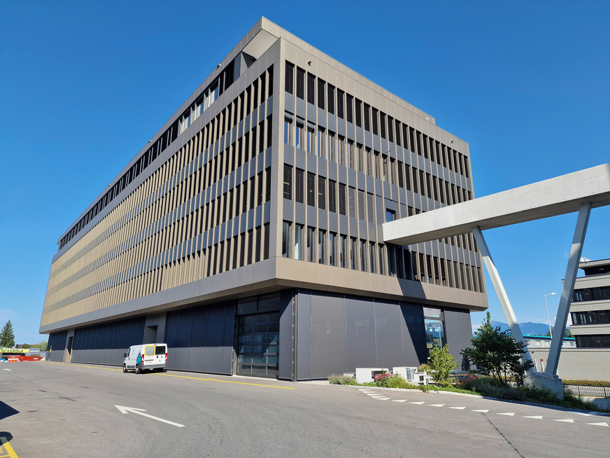 Ansprechend! Die zwei Millimeter starke einbrennlackierte Alumiumkassettenfassade des Gewerbeparks A2 in Rothenburg