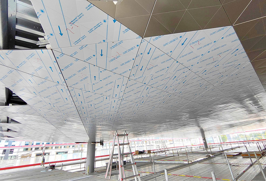 &nbsp; Deckenuntersicht: Teilweise sind die Metallelemente noch foliert