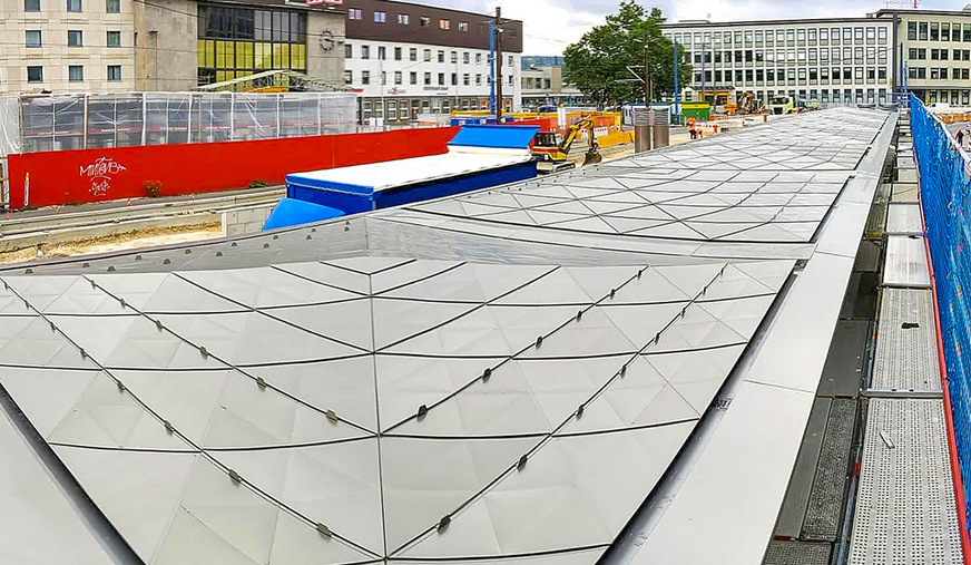 &nbsp; Eingebaute Kastenrinnen und spezielle Schneestopper sorgen für Sicherheit