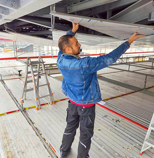 Altvater-Mitarbeiter bei der Deckenmontage ...