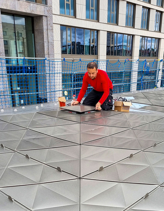 Endspurt: Die maßgenau gefertigten Schindeln passen auch am Dachabschluss perfekt an die entsprechende Zielposition