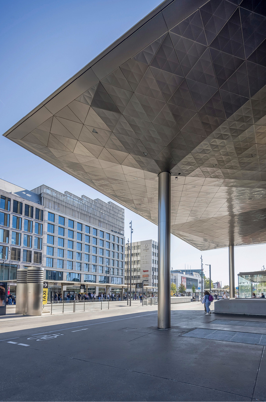 &nbsp; Wie aus einem Guss: Dachuntersicht und Säulenbekleidung aus Edelstahl