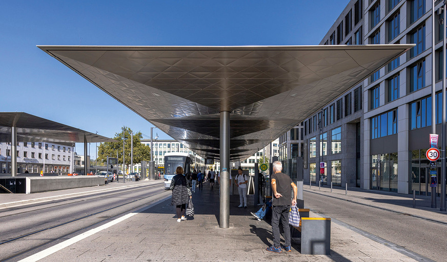 &nbsp; Filigran: Die Dächer über den Haltestellen scheinen zu schweben