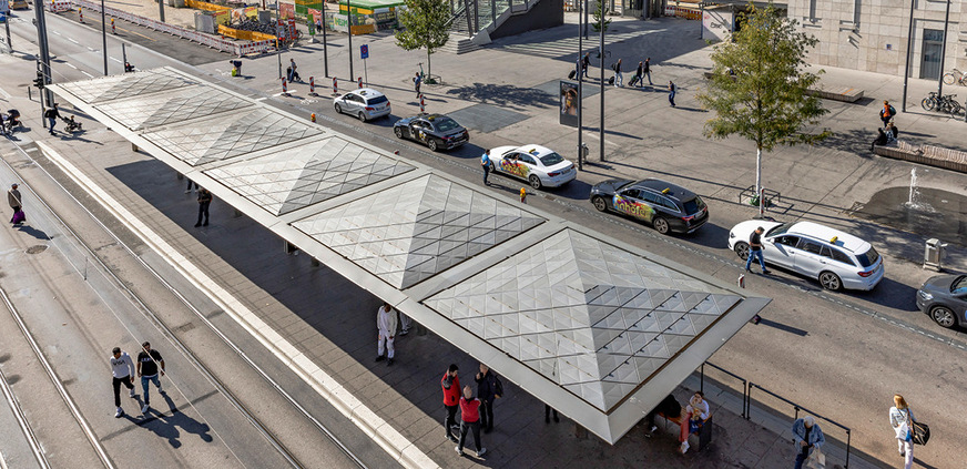 Schade: Der Blick auf die formschönen Edelstahldächer bleibt den meisten Passanten verwehrt