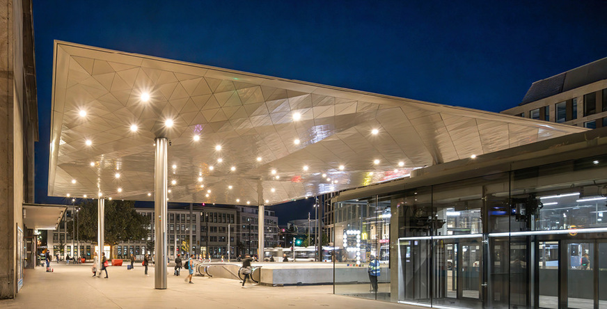 Nachts verwandeln Einbauleuchten die Decke in ein Lichtermeer