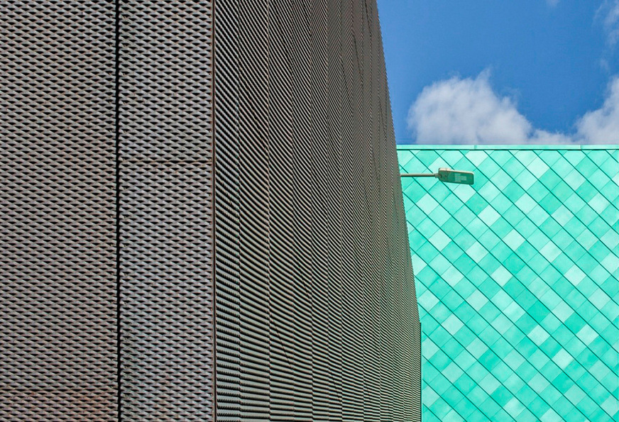  Struktur: Voroxidiertes Streckmetall trifft auf patinierte Rauten