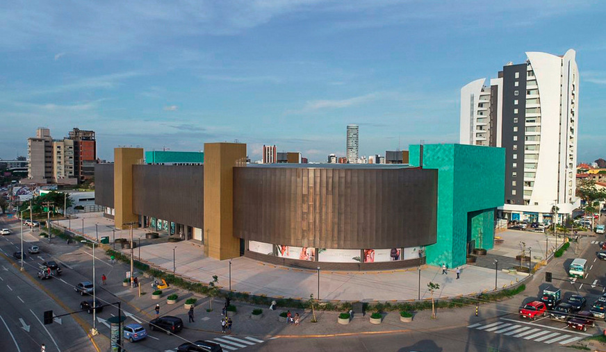 Gewaltig: Das burgähnliche, mit Kupfer bekleidete Einkaufszentrum