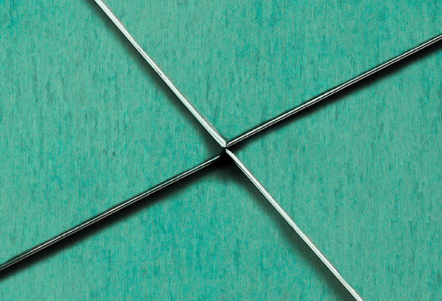 Detail: Kreuzpunkt der patinierten Rauten