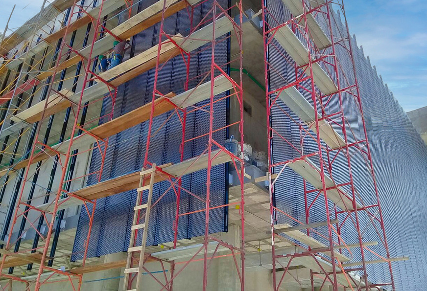 Montage von Unterkonstruktion und Fassade aus der Mitte nach außen