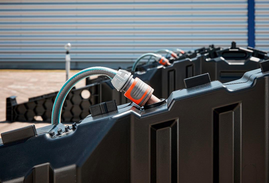 Durch das Befüllen der Tanks mit Wasser wird das System individuell ballastiert