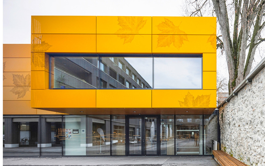 Ansprechend! Die 2 mm starke einbrennlackierte Alumiumkassettenfassade des Gewerbeparks A2 in Rothenburg