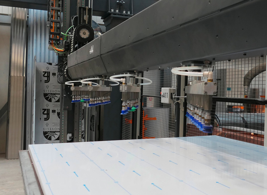 Beladen wird die Anlage über ein robotergesteuertes Handlingsystem. Mithilfe von Vakuumsaugeinheiten werden die glatten Metallzuschnitte aufgenommen und in den Doppelbieger eingelegt