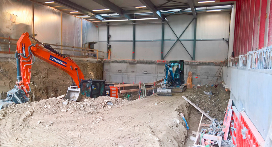 Auch während der Bauphase wurde im Unternehmen in der Werkstatt ­weitergearbeitet. Eine Folienwand trennte Produktion und ­Baustelle