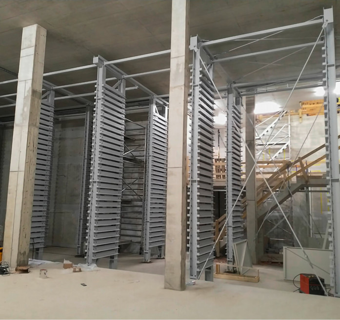 Aufbauarbeiten am Lagersystem