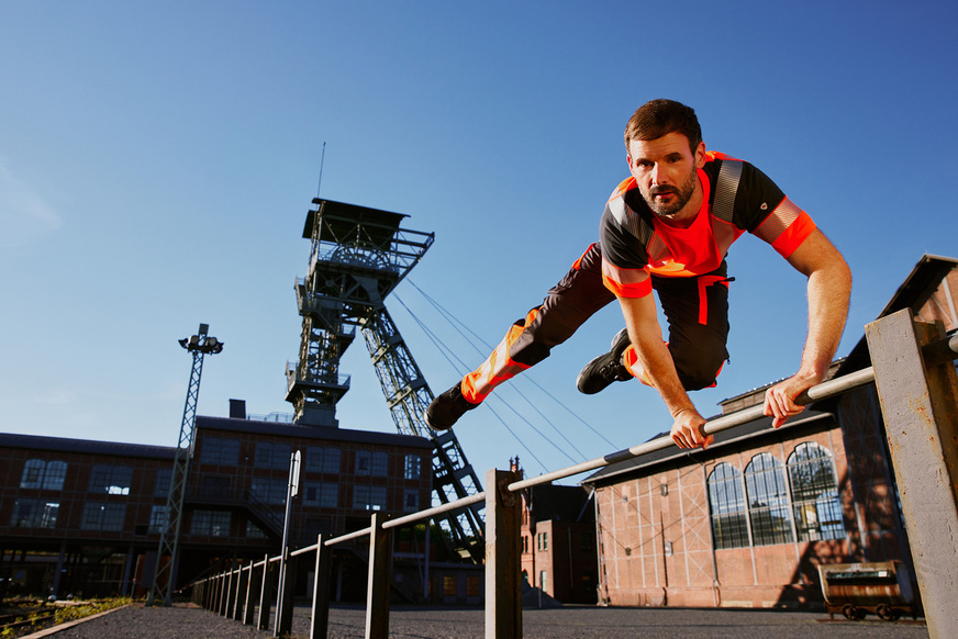 „Die Hybrid-Hosen vereinen maximale Bewegungsfreiheit, höchsten Tragekomfort und Langlebigkeit. Sie sind konzipiert für Einsatzbereiche, in denen Warnschutz gefragt ist, obwohl er nicht notwendig ist.“