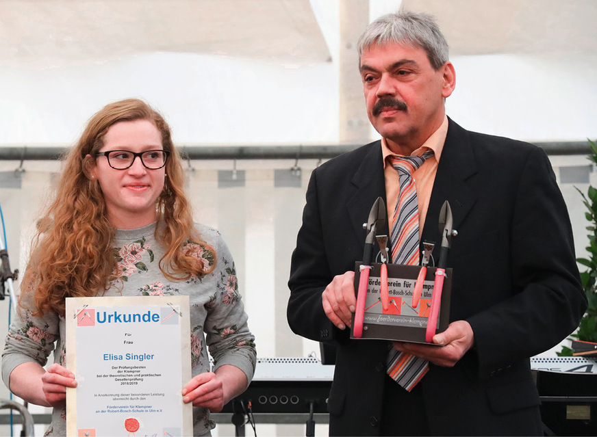 Klempnergesellin Elisa Singler wird von Peter Mast für ihre herausragenden Leistungen geehrt