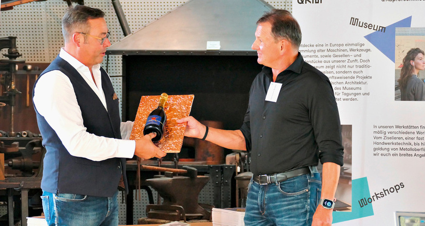 iib-Präsident Mirko Siegler übergibt Johannes Binder die Ehrenurkunde