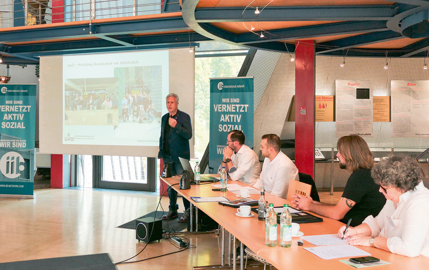 Stiftungsvorsitzender Jens Sperber gibt den Mitgliedern einen Überblick