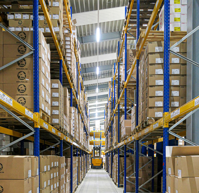 Die Schmalgangstapler sind mit modernster Logistiktechnik verknüpft