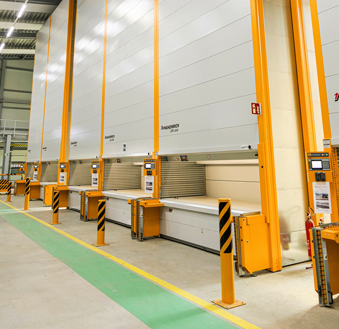 Liftregale ermöglichen platzsparende Lagermöglichkeiten