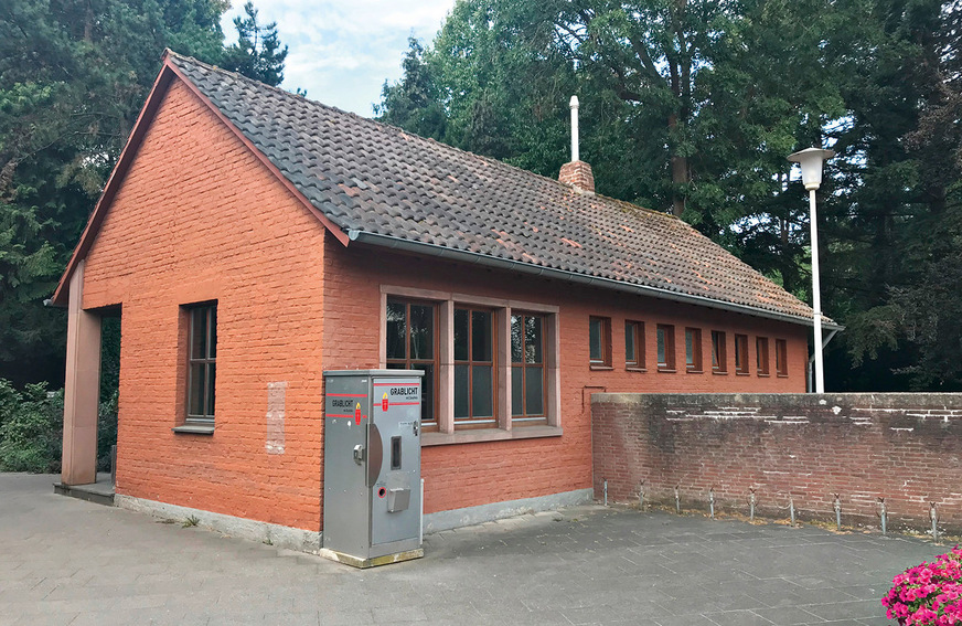 Der schlichte Vorgängerbau wurde abgerissen. Die alte Mauer rechts musste erhalten werden, so die Forderung der Denkmalschutzbehörde
