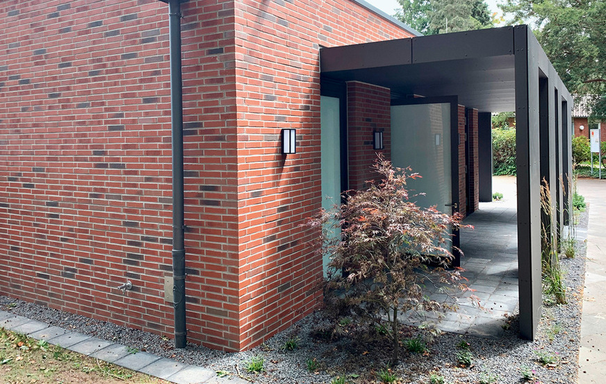 Farblich passend: Ablaufrohr, Wasserkasten und Attikaabdeckung aus Aluminium