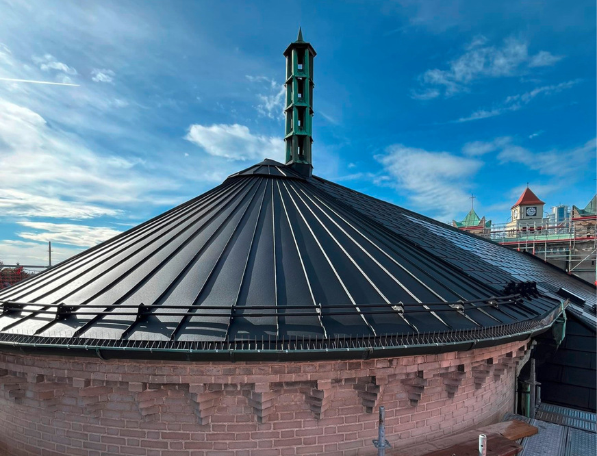 Aufgrund denkmalpflegerischer Auflagen wurden Photovoltaikelemente gewählt, die sich optisch an den historischen Charakter des Gebäudes anpassen. Auf dem Dach von St. Karl Borromäus erfüllen Aluminium- Solardachplatten von Prefa diese Bedingung