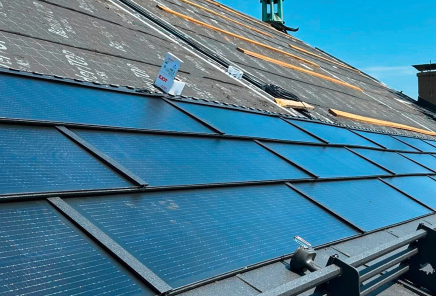 An der Traufe wurde die Aluminium-Dachplatte R.16 montiert