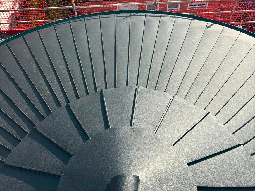 Das mit konischen Scharen eingedeckte kegelförmige Giebeldach