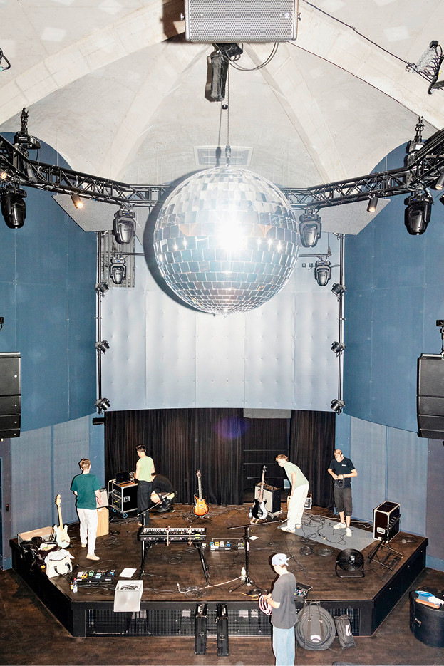 Gut erkennbar: Innen präsentiert sich das in Sichtbeton hergestellte Gewölbe der Dachkonstruktion