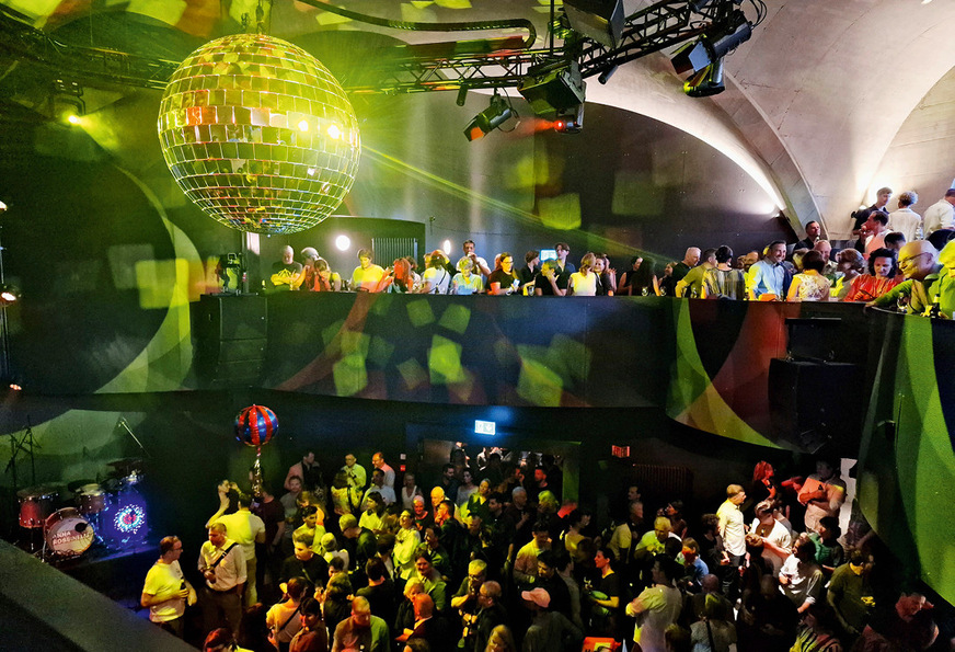 ... in entsprechend guter Atmosphäre genügend Platz auf diversen Ebenen